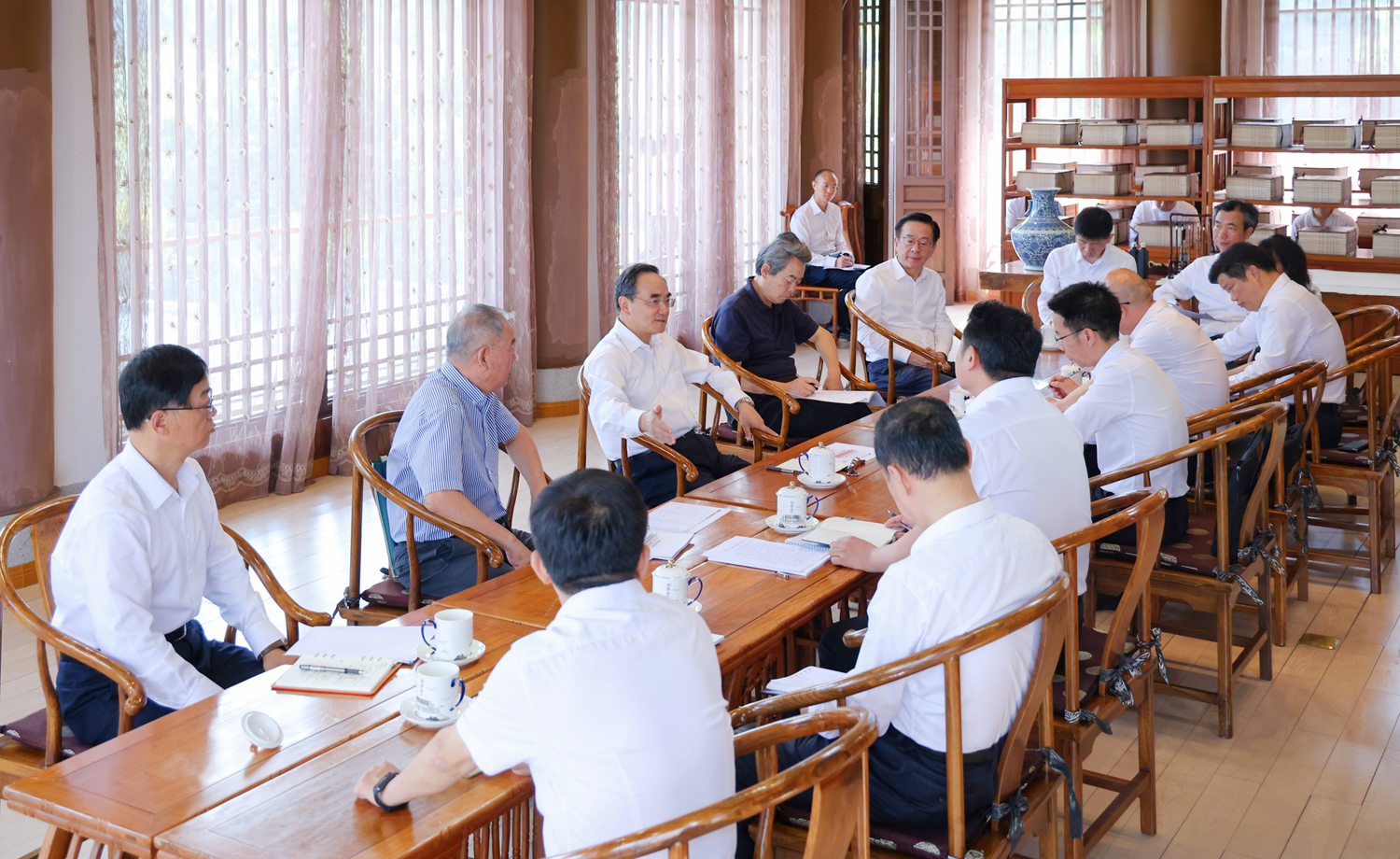DPCL0613-2-----图为徐麟在贵阳孔学堂与正在进行学术研讨的专家学者座谈交流。天眼新闻记者 杜朋城 摄影.jpg