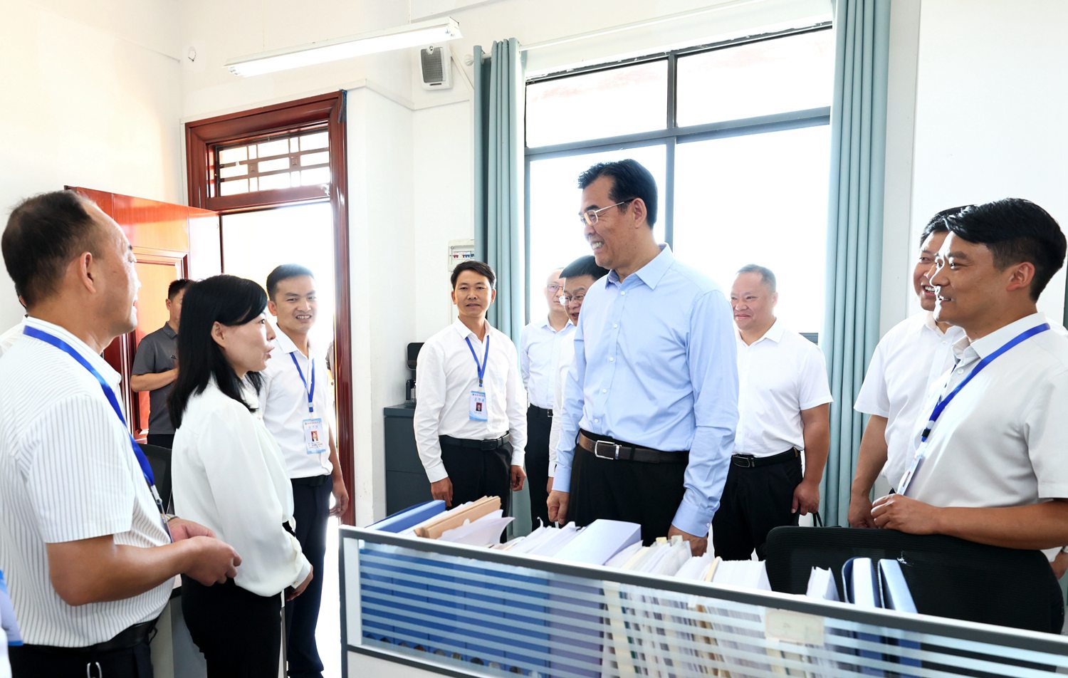 图为李炳军在黔西市林泉中学与教师代表交流。天眼新闻记者 李森 摄影.jpg
