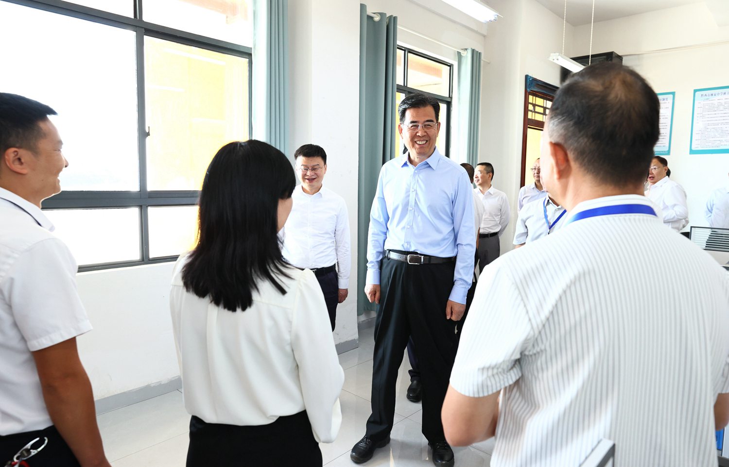 图为李炳军在黔西市林泉中学与教师代表交流。天眼新闻记者 李森 摄影 (2).jpg